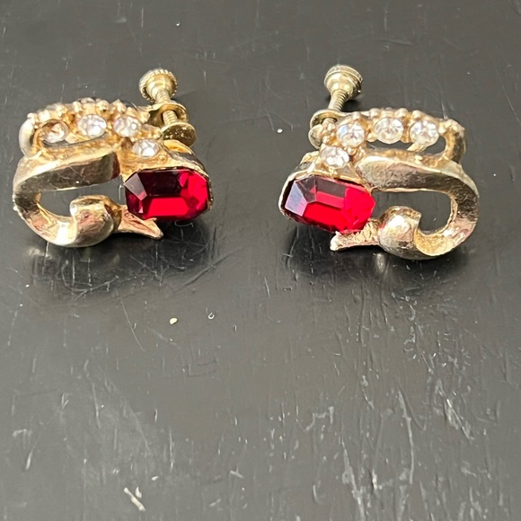 PRE-OWNED PAIR OF 1” GOLDTONE SCREW BACK EARRINGS W/RED & WHITE CRYSTALS CTM2 - Picture 2 of 5